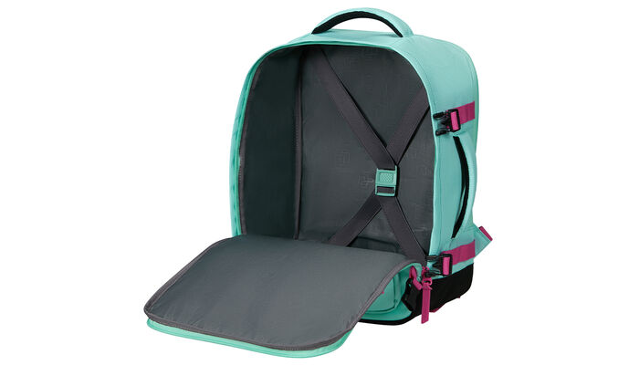 priehradka na oblečenie s krížovými popruhmi