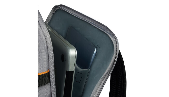 Vyhradená priehradka na notebook 15,6"