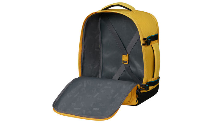 priehradka na oblečenie s krížovými popruhmi