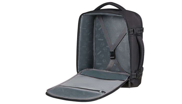 priehradka na oblečenie s krížovými popruhmi