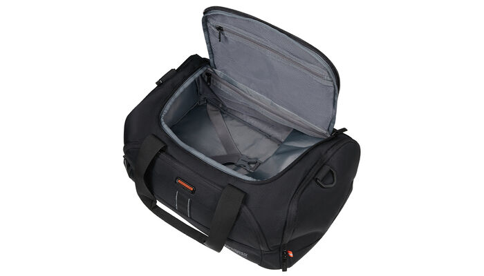 priehradka na oblečenie s krížovými popruhmi