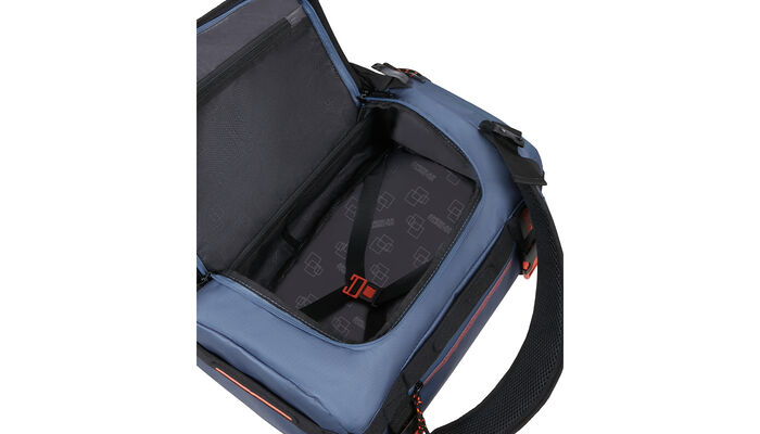 priehradka na oblečenie s krížovými popruhmi