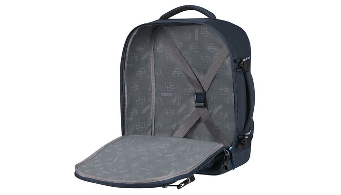 priehradka na oblečenie s krížovými popruhmi