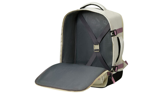 priehradka na oblečenie s krížovými popruhmi