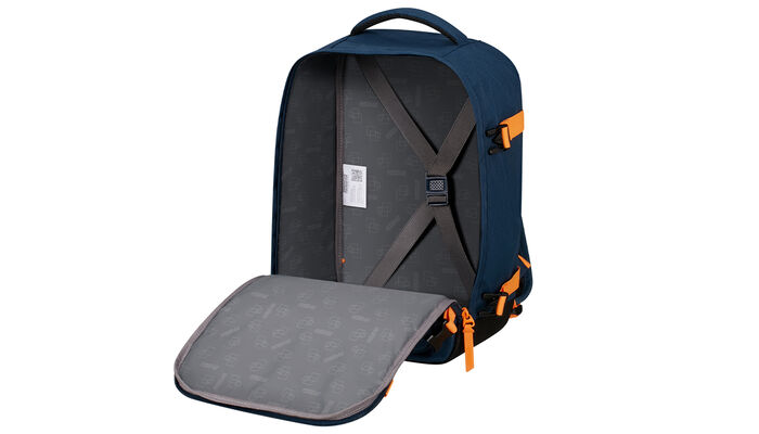 priehradka na oblečenie s krížovými popruhmi