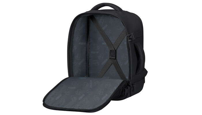 priehradka na oblečenie s krížovými popruhmi