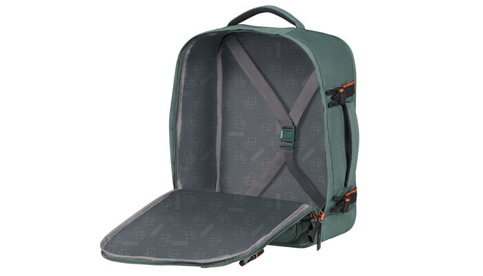 priehradka na oblečenie s krížovými popruhmi