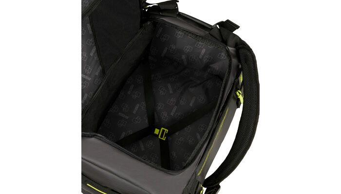 priehradka na oblečenie s krížovými popruhmi