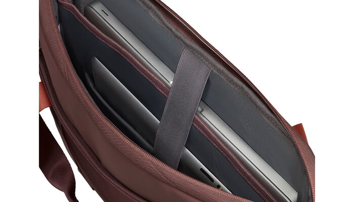 Vyhradená priehradka na notebook 15.6"