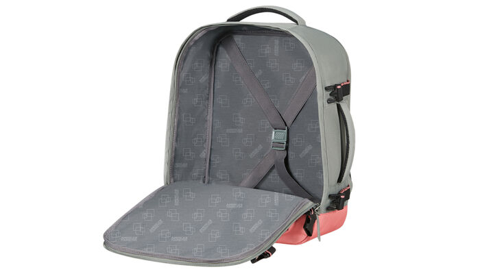 priehradka na oblečenie s krížovými popruhmi