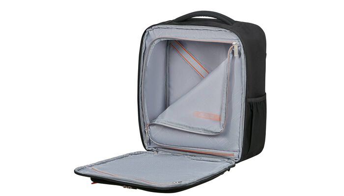 priehradka na oblečenie s krížovými popruhmi