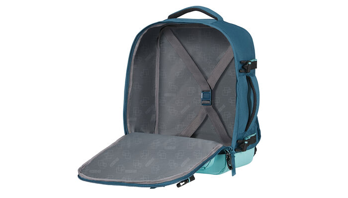 priehradka na oblečenie s krížovými popruhmi