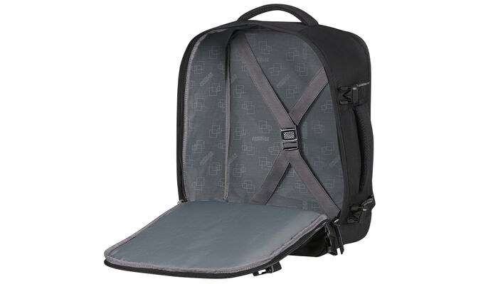 priehradka na oblečenie s krížovými popruhmi