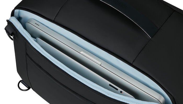 Vyhradená priehradka na notebook 14"