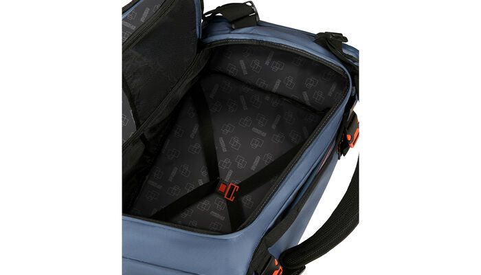 priehradka na oblečenie s krížovými popruhmi