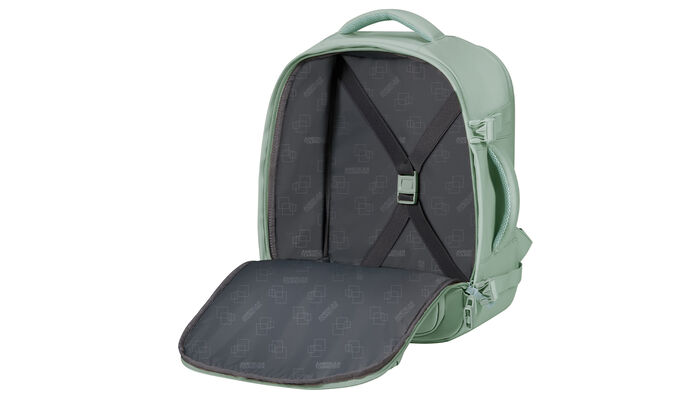 priehradka na oblečenie s krížovými popruhmi